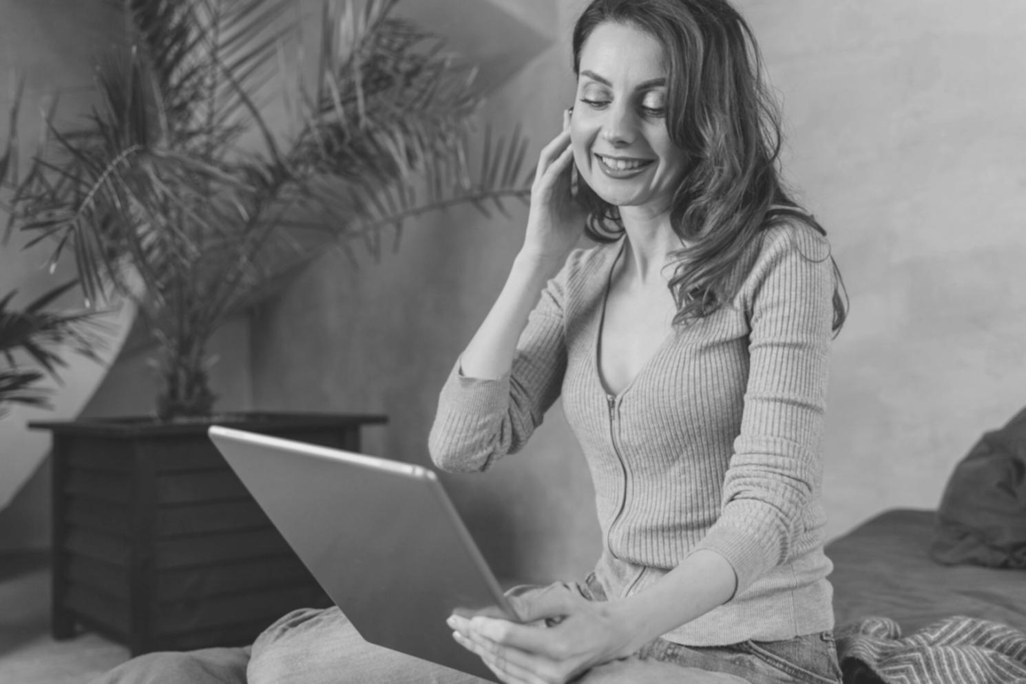 Sesión de trabajo en análisis financiero con documentos y gráficos